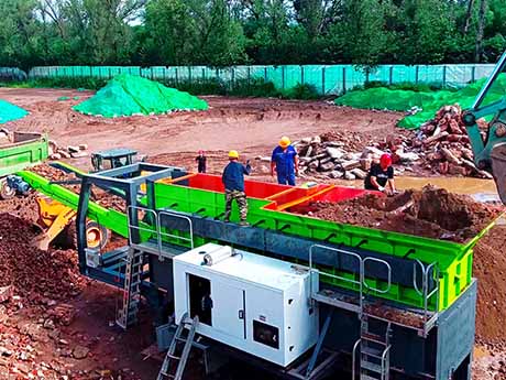 移動波動輥式篩分車助力北京建築固廢資源化項目（mù）