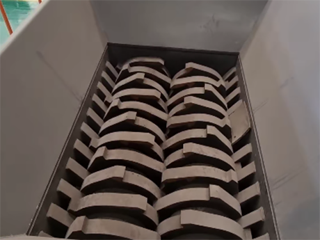 雙軸撕（sī）裂機：不卡殼、不堵料