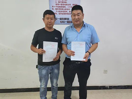 鄭州色多多免费视频與新疆（jiāng）客戶簽訂（dìng）輪胎式建築垃圾破碎篩（shāi）分一體車